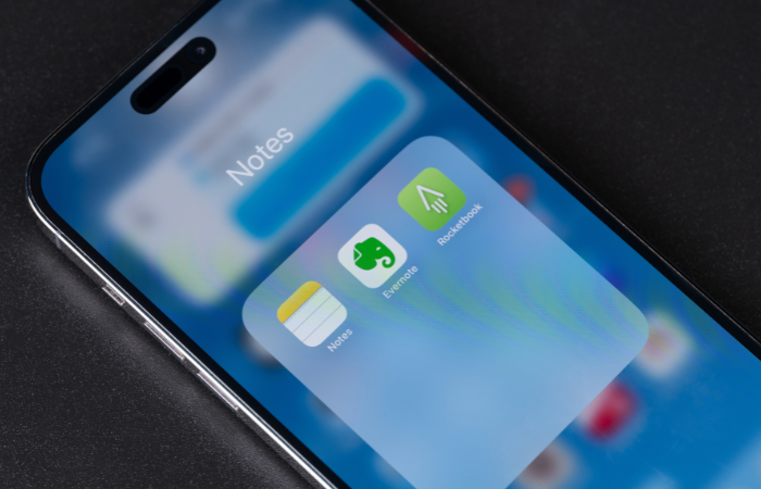 image of iPhone with notes app icon on the phone screen